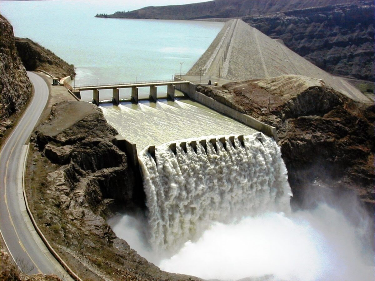 ¿Qué son las presas de agua y su función principal?